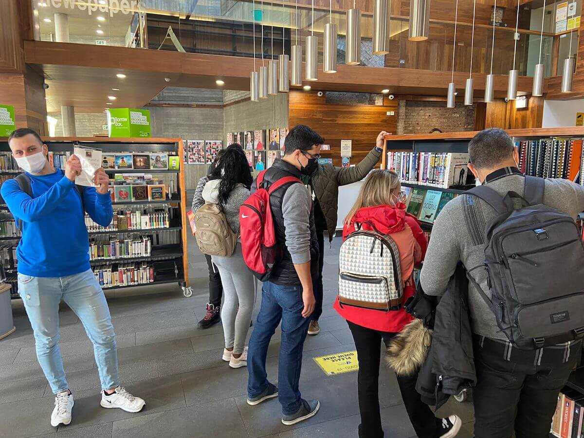 校外学習で図書館へ